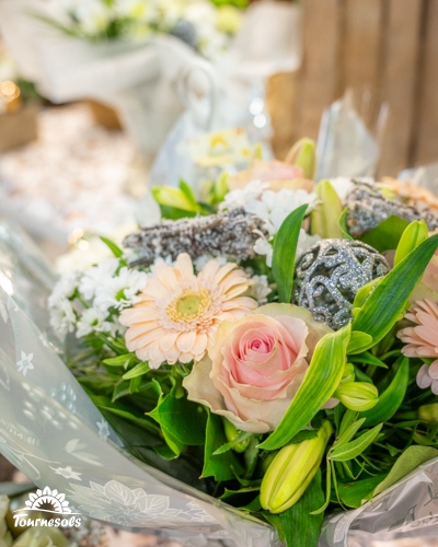 Bouquet de fleurs roses et vertes décoré pour Noël.